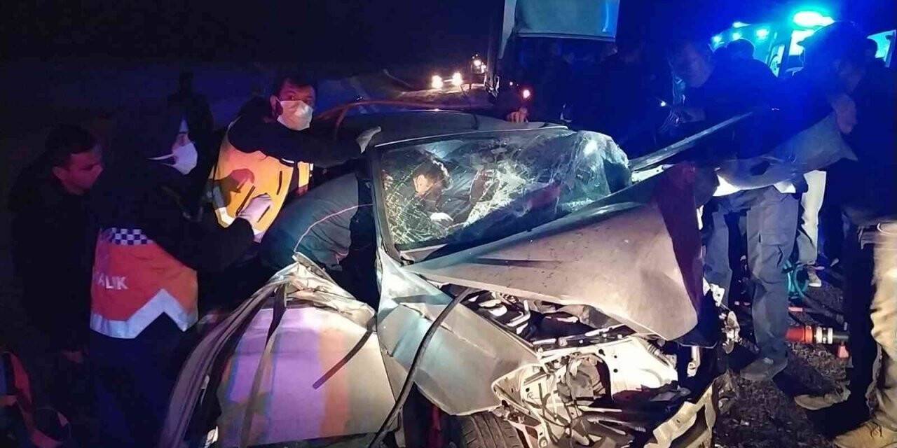 Otomobiller kafa kafaya çarpıştı: 6 yaralı