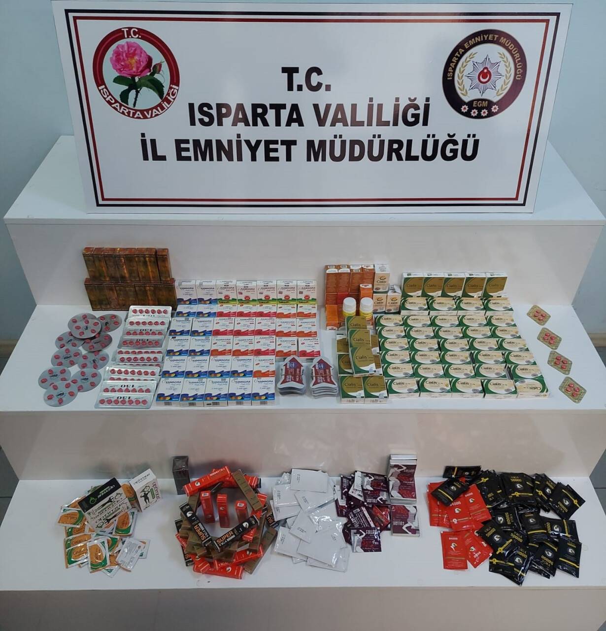 Isparta’da halkın sağlığını tehdit eden 916 yasaklı ürün ele geçirildi