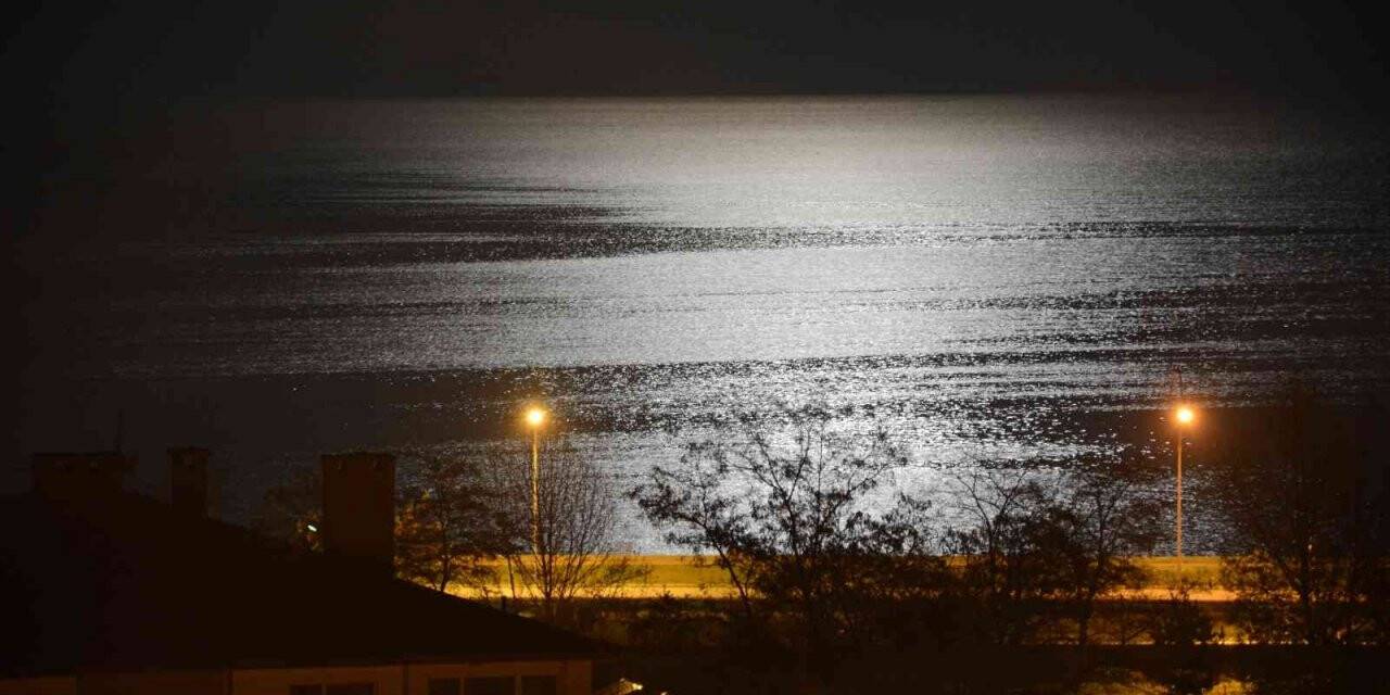 Van Gölü’ne yansıyan dolunayın muhteşem manzarası