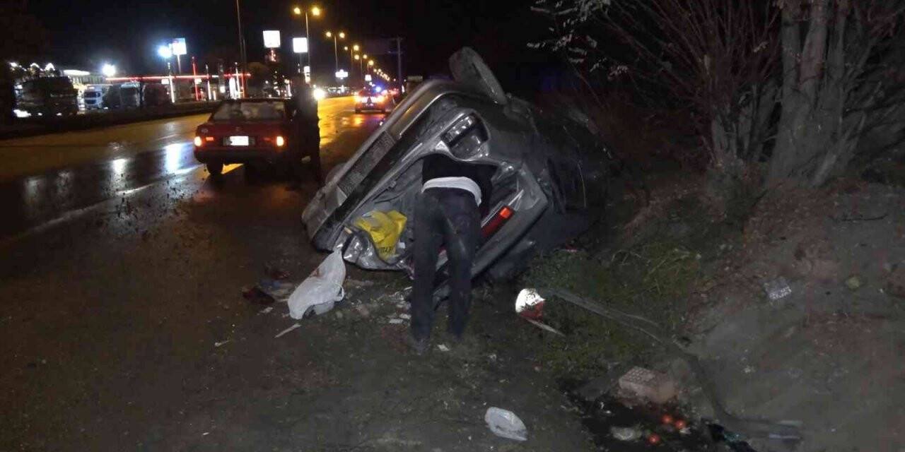 Yağmur nedeniyle kayganlaşan yolda otomobil takla attı: 1’i çocuk, 3 yaralı