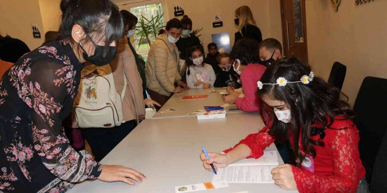 Dünya Çocuk Hakları Günü’nde çocuk yazarlar kitaplarını imzaladı