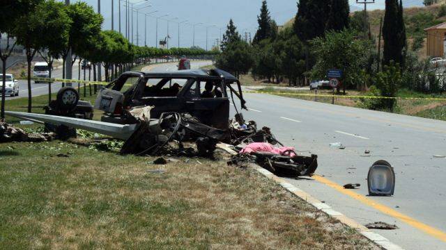 Otomobil İkiye Bölündü, Kaşında Sıyrıkla Kurtuldu