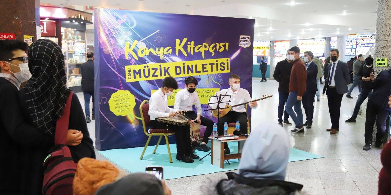 Konya'da otogara gelen yolcular canlı müzikle karşılanıyor