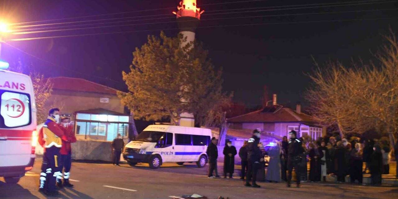 Yatsı namazına giderken otomobilin çarptığı yaşlı adam caminin önünde can verdi