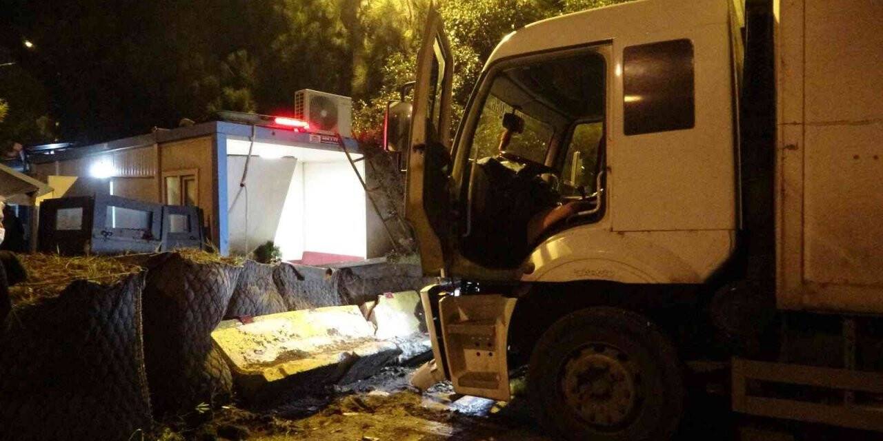 Tekstil yüklü kamyon polis uygulama noktasına daldı