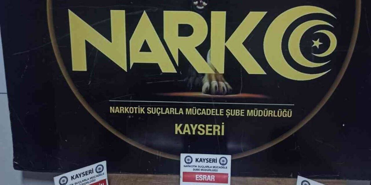 Yakalanacaklarını anlayınca uyuşturucuyu saçtılar