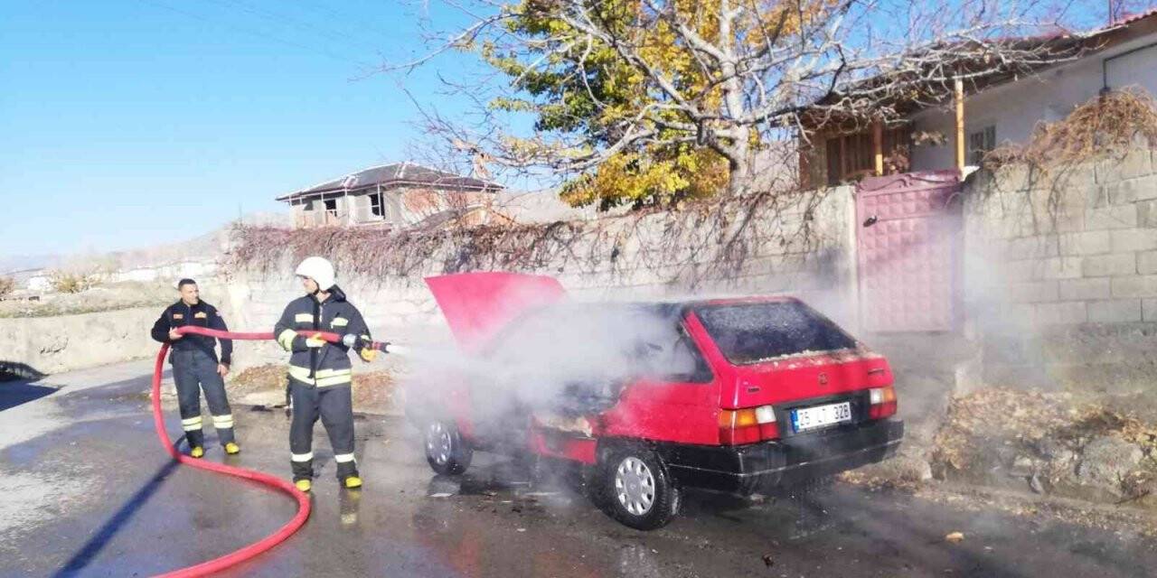 Seyir halinde yanan otomobil hurdaya döndü