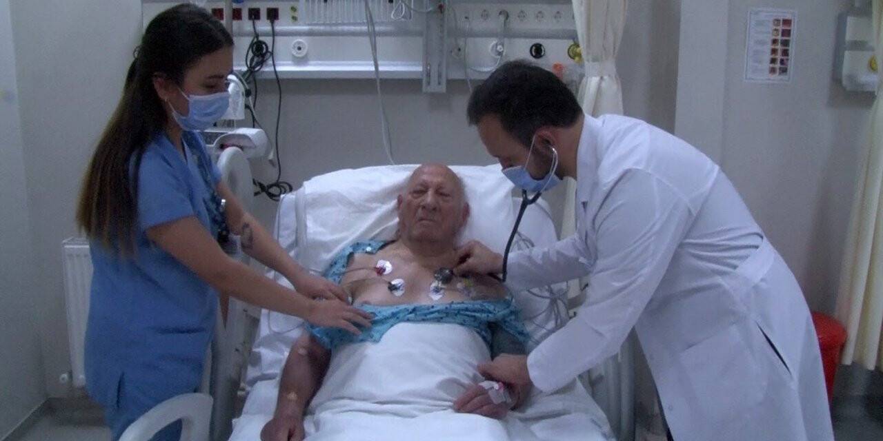 Evinde kalp krizi geçiren 93 yaşındaki adam, koldan anjiyo yapılarak hayata tutundu