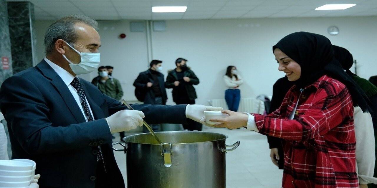 Rektör Yıldız’dan öğrencilere sıcak çorba ikramı