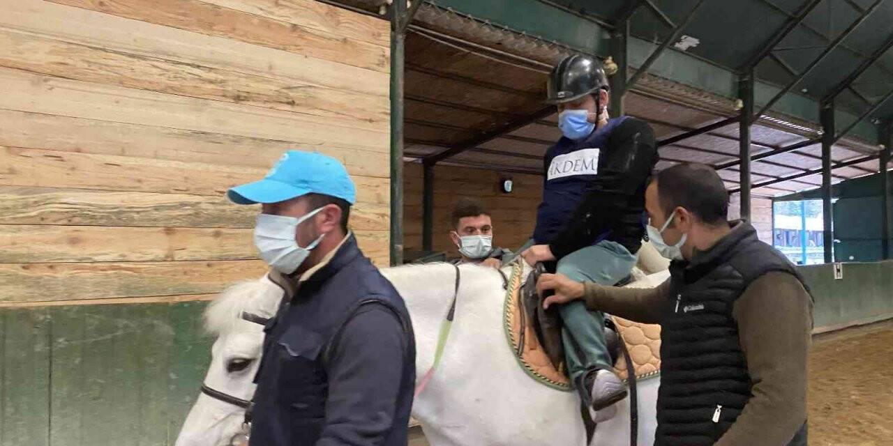 Beykoz’da atlı terapi ile engelli çocuklar şifa buluyor