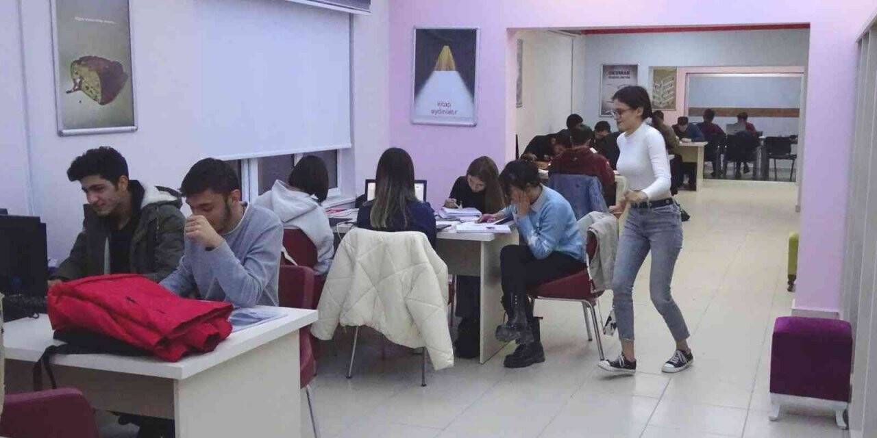 Hisarcık İlçe Halk Kütüphanesi öğrencilere 14 saat hizmet veriyor
