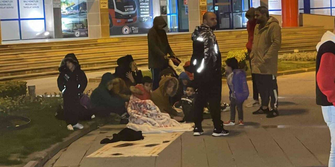 Düzceli vatandaşlar geceyi sokakta geçirdi