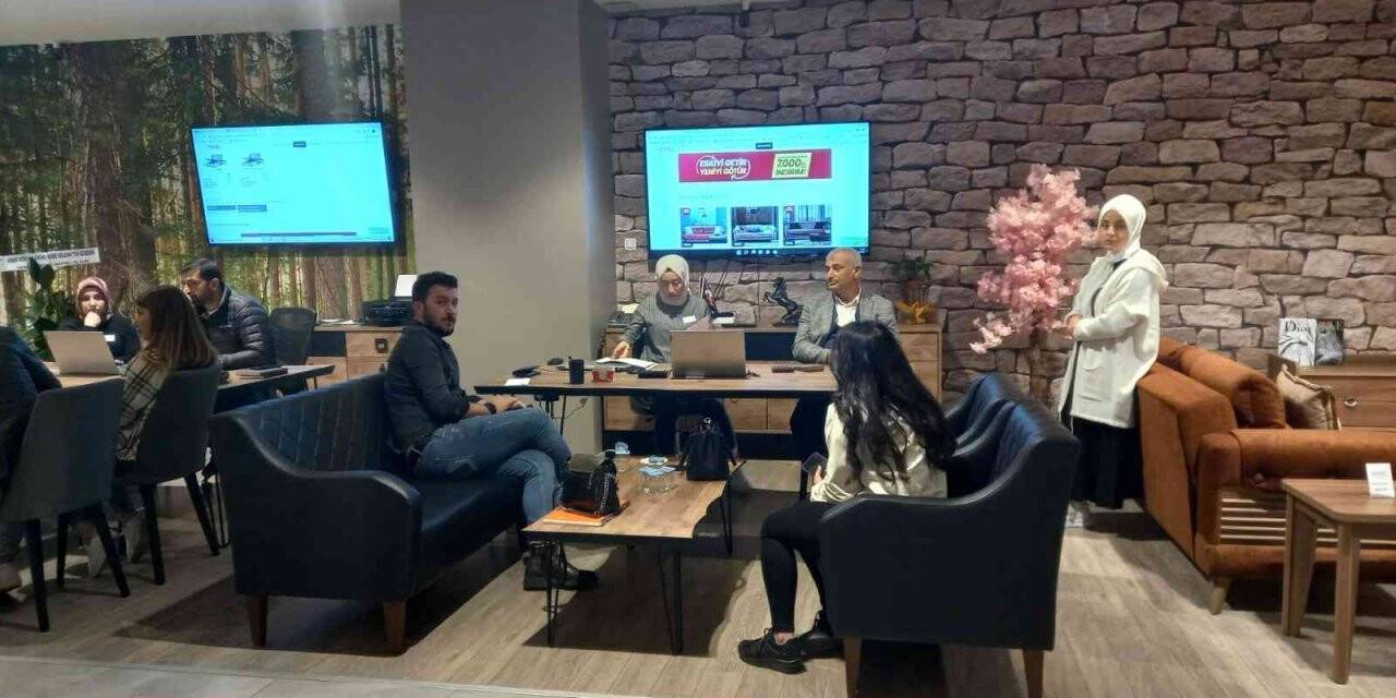 Mardin’de yeni açılan mobilya mağazasına yoğun ilgi