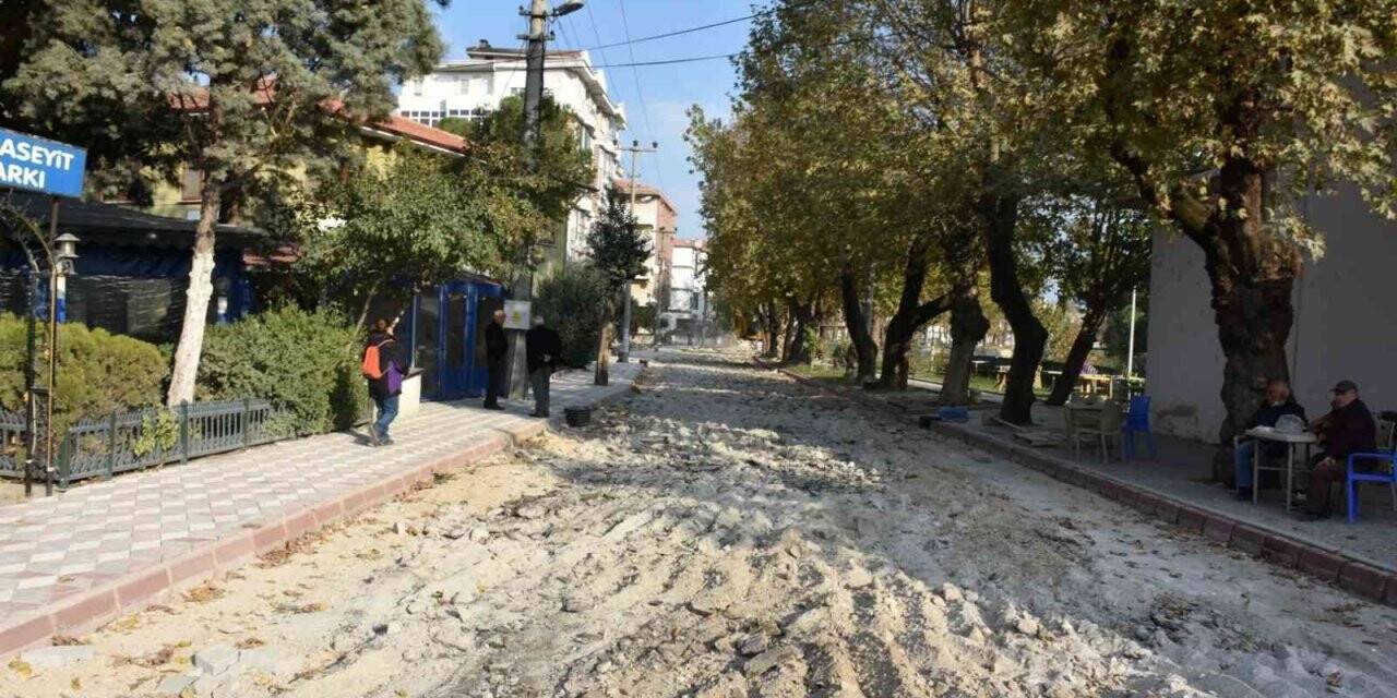Edremit Belediyesi cadde ve sokakları yeniliyor