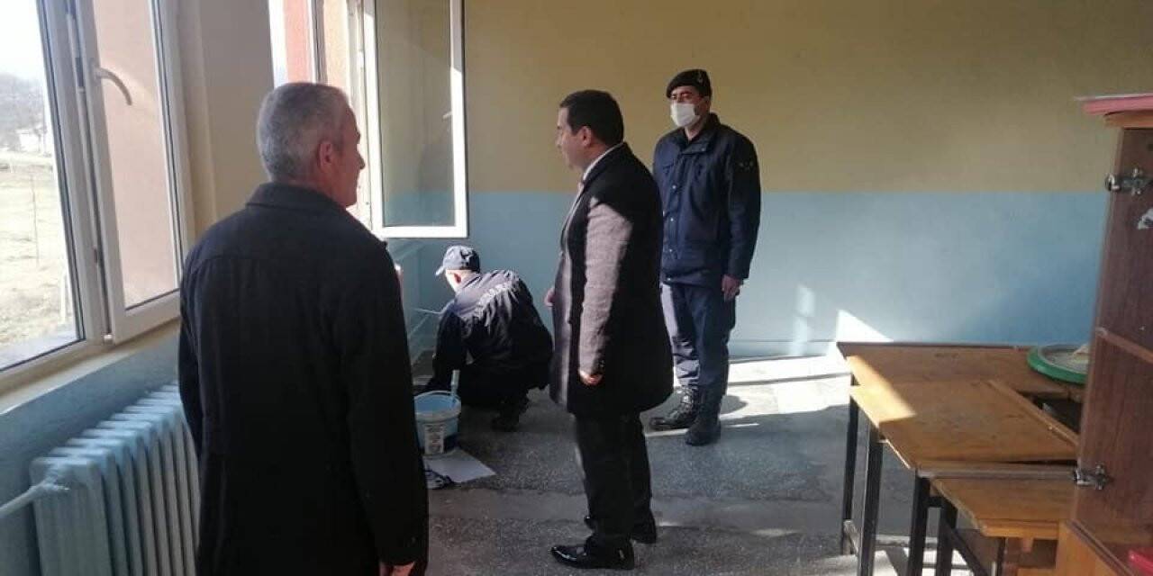 Köy okuluna jandarma eli değdi