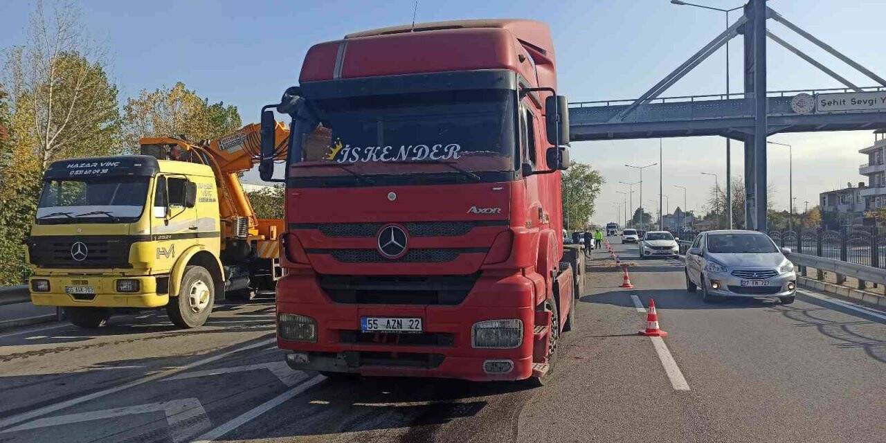 Tırın damperi üst geçide takıldı