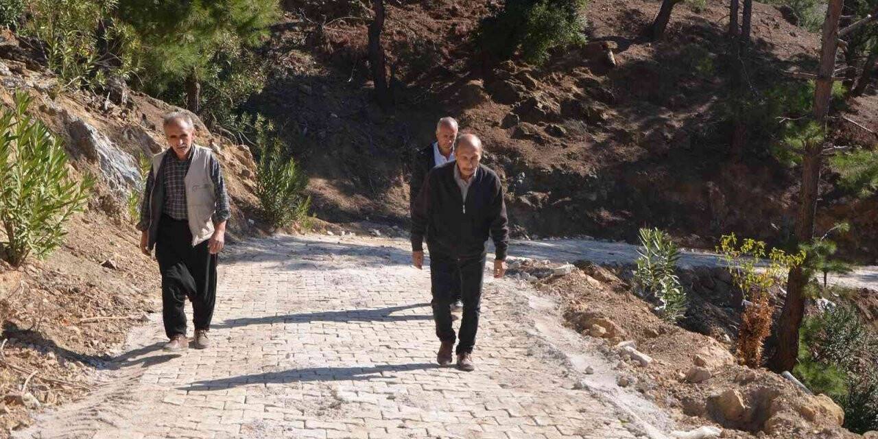 Kozan’da kırsal mahallelerde yollara parke taşı döşeniyor