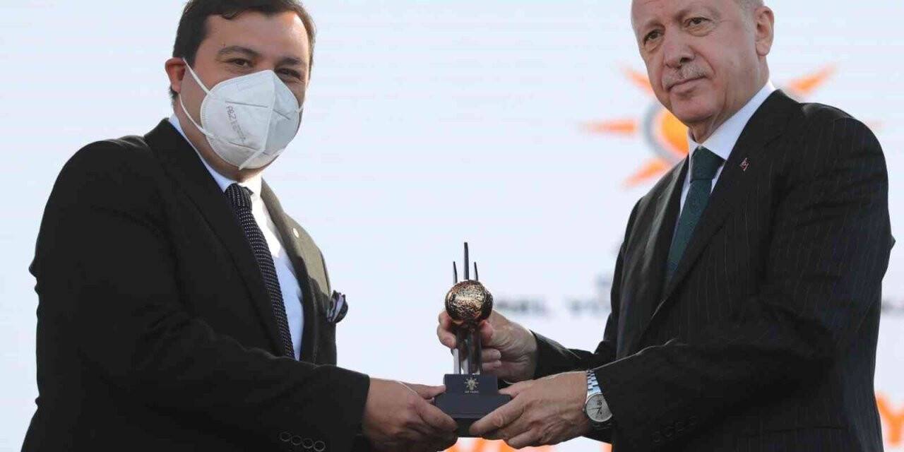 Cumhurbaşkanı Erdoğan’dan Uşak Belediye Başkanı Çakın’a ödül