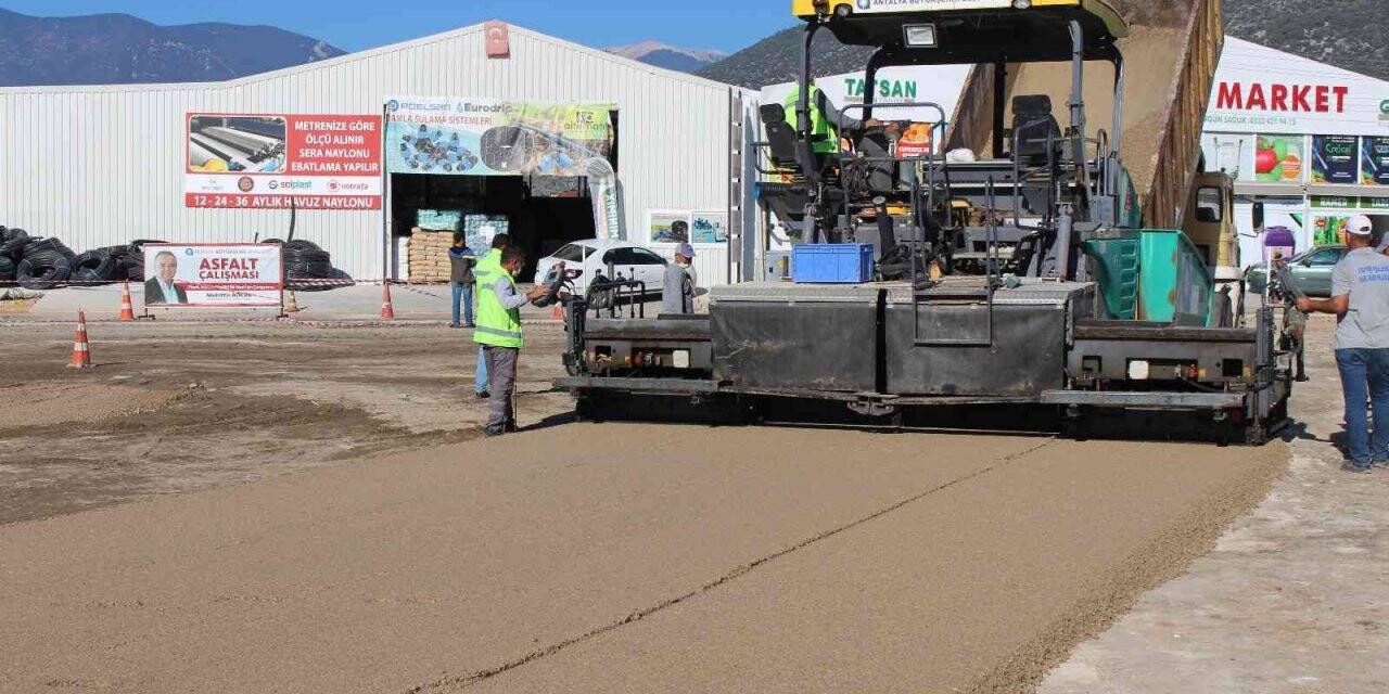 Finike Sahilkent Hali’nde asfalt çalışması