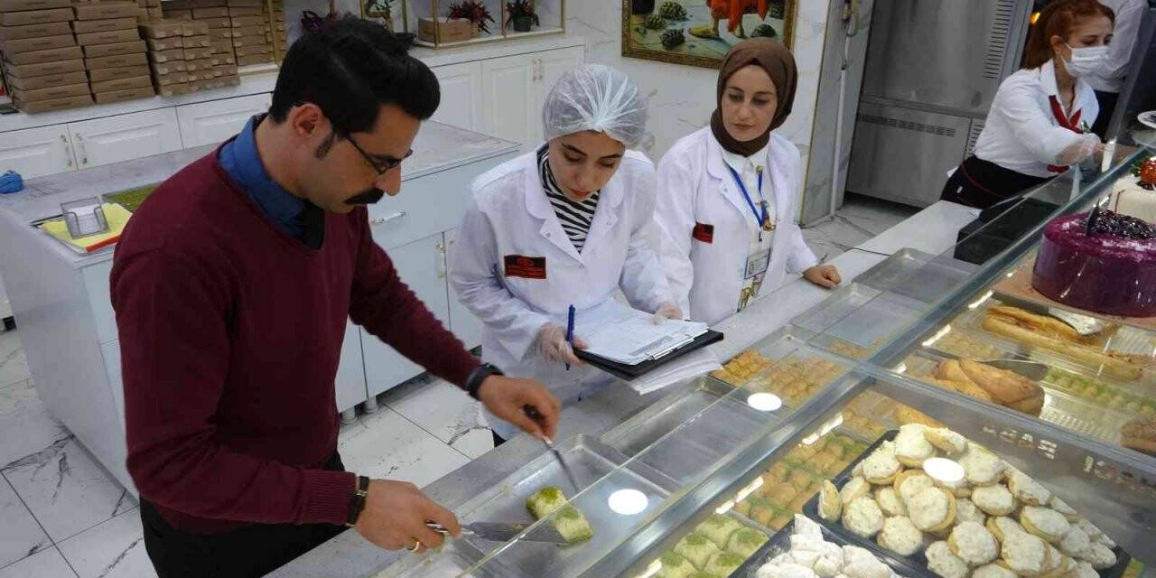 Dünyaya yayılan lezzetler üretim bandından personel kişisel bakımına kadar denetleniyor