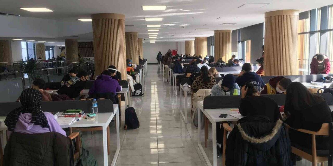 Eskişehir İl Halk Kütüphanesi’nde öğrenci yoğunluğu