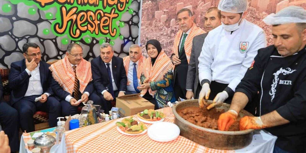 Yerel Yönetimler Başkanı Özhaseki Şanlıurfa standında