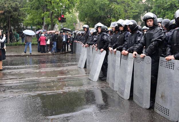 Rusya yanlıları polis merkezini bastı
