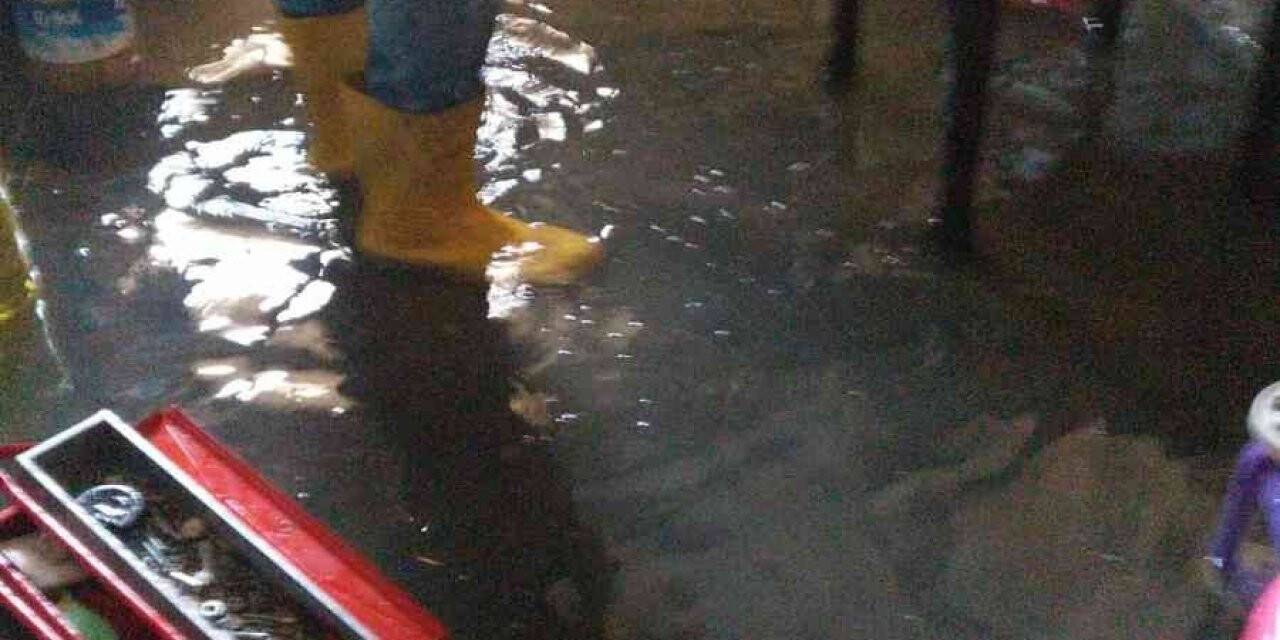 Su borusu patladı vatandaşın evini su bastı