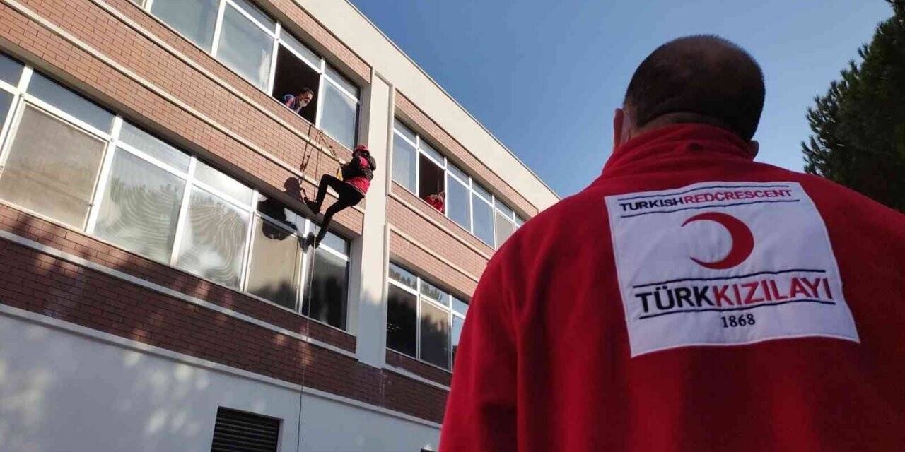 Manisa’da Türk Kızılay Afet Timi ‘hayat kurtaran’ eğitimden geçti