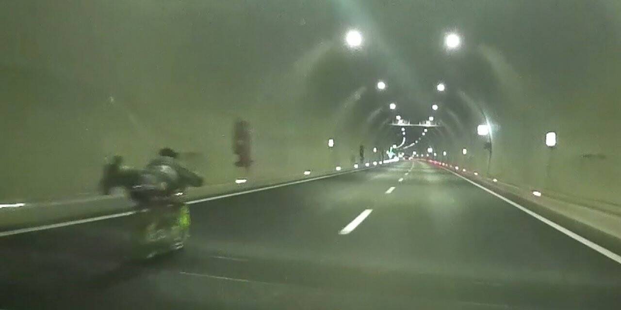 Yatarak kullandığı motosikleti trafikten men edildi