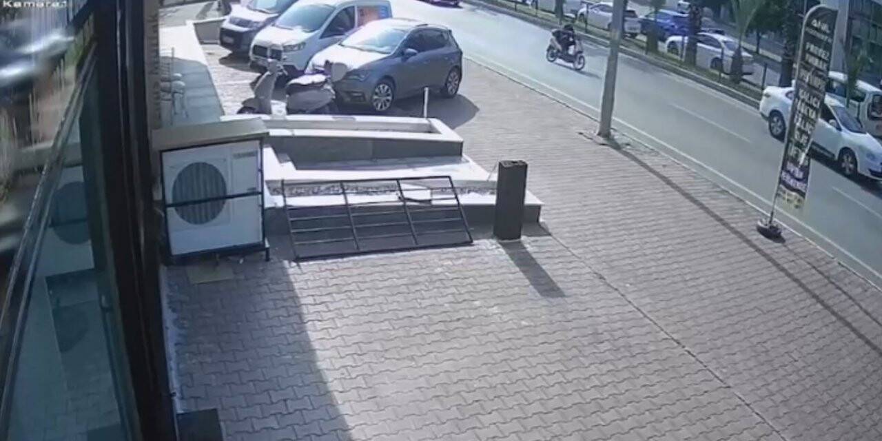 Antalya’da kaza yapan motosiklet sürücüsü otomobilin altında kalmaktan kıl payı kurtuldu
