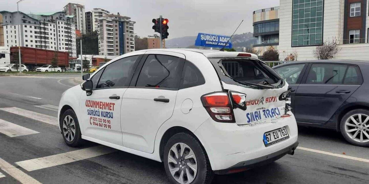 2 aracın karıştığı kazada maddi hasar meydana geldi