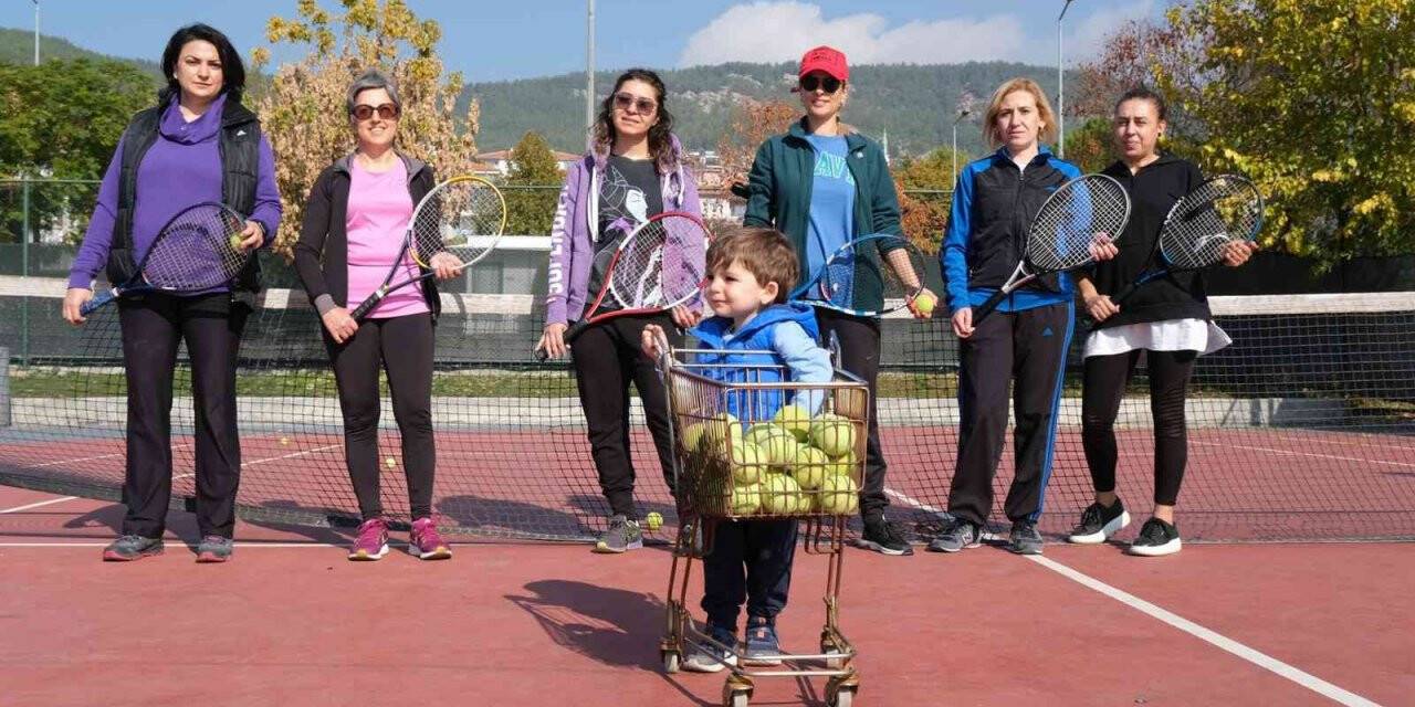 Ev hanımlarına ücretsiz tenis kursu