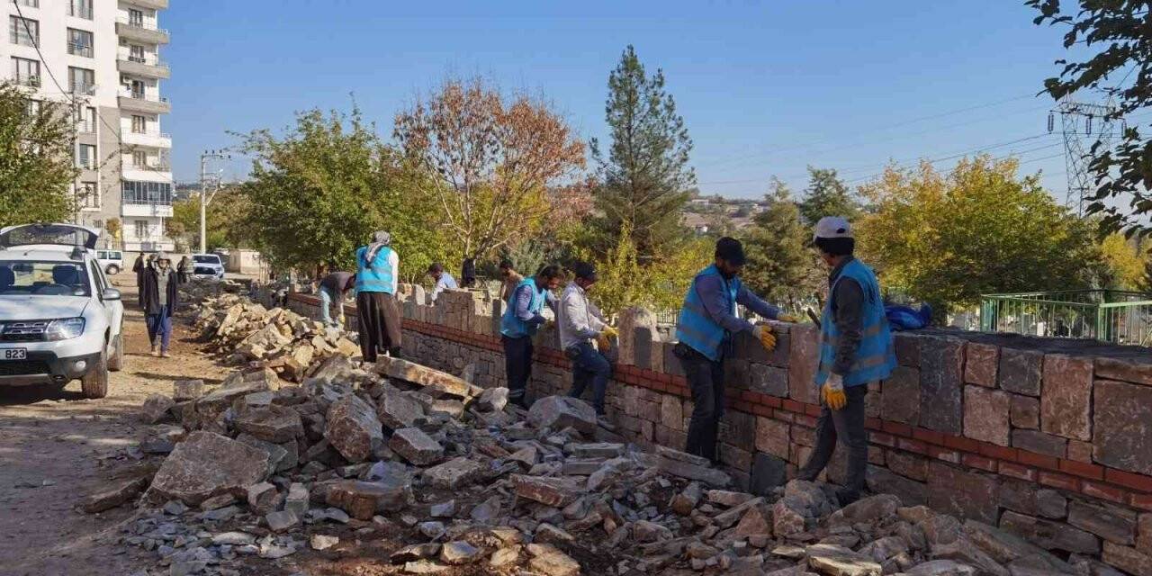 Mezarlıkların çevre duvarları yenileniyor