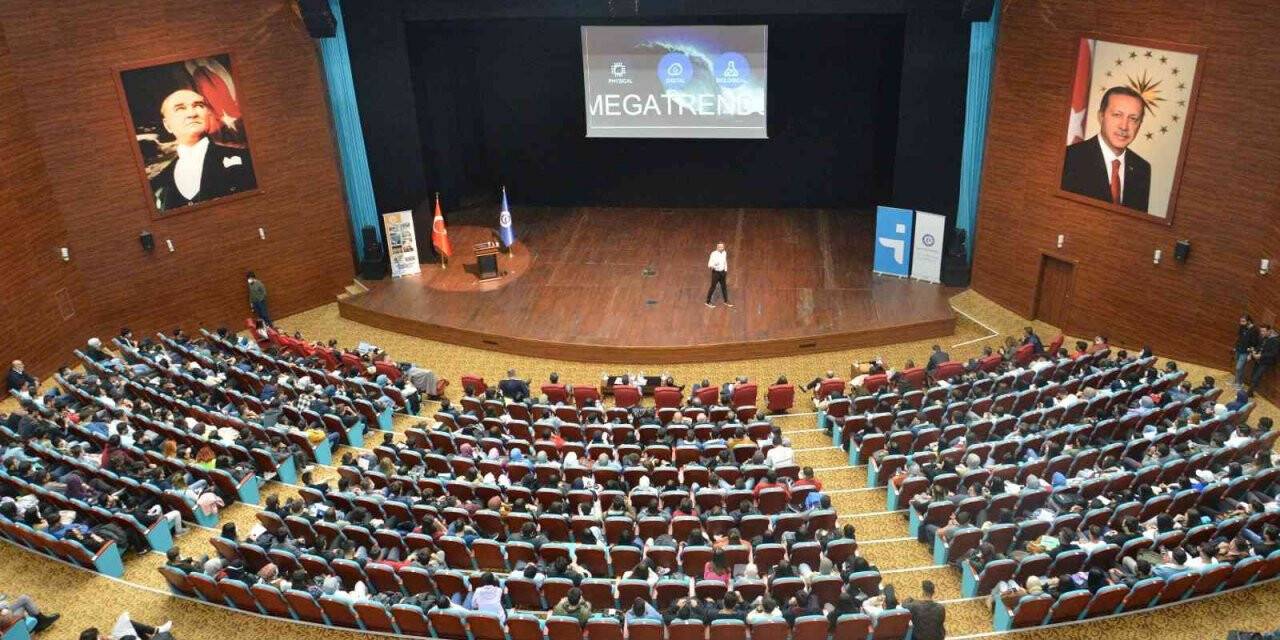 40 ayrı şirket temsilcisi, Uşak Üniversitesi’nde bir araya geldi