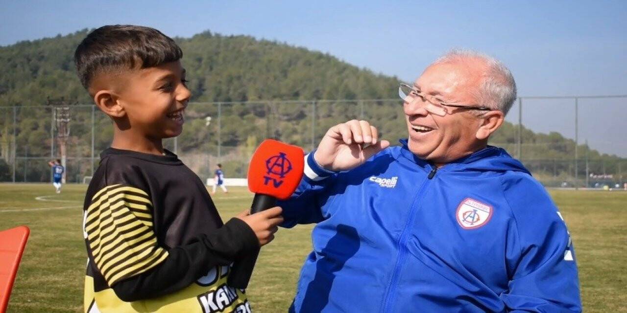 Altınordu Başkanı Özkan’ın altyapı öğrencisiyle renkli röportajı gülümsetti