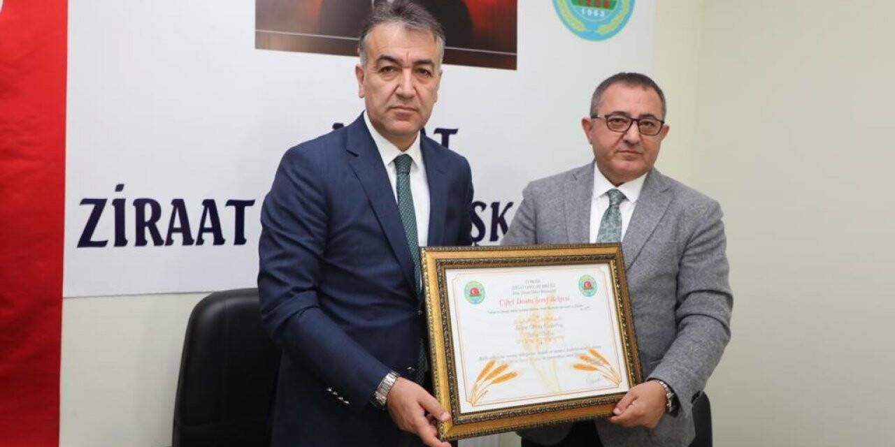 Bitlis Valisi Oktay Çağatay’a ‘Çiftçi Dostu Şeref Belgesi’ verildi