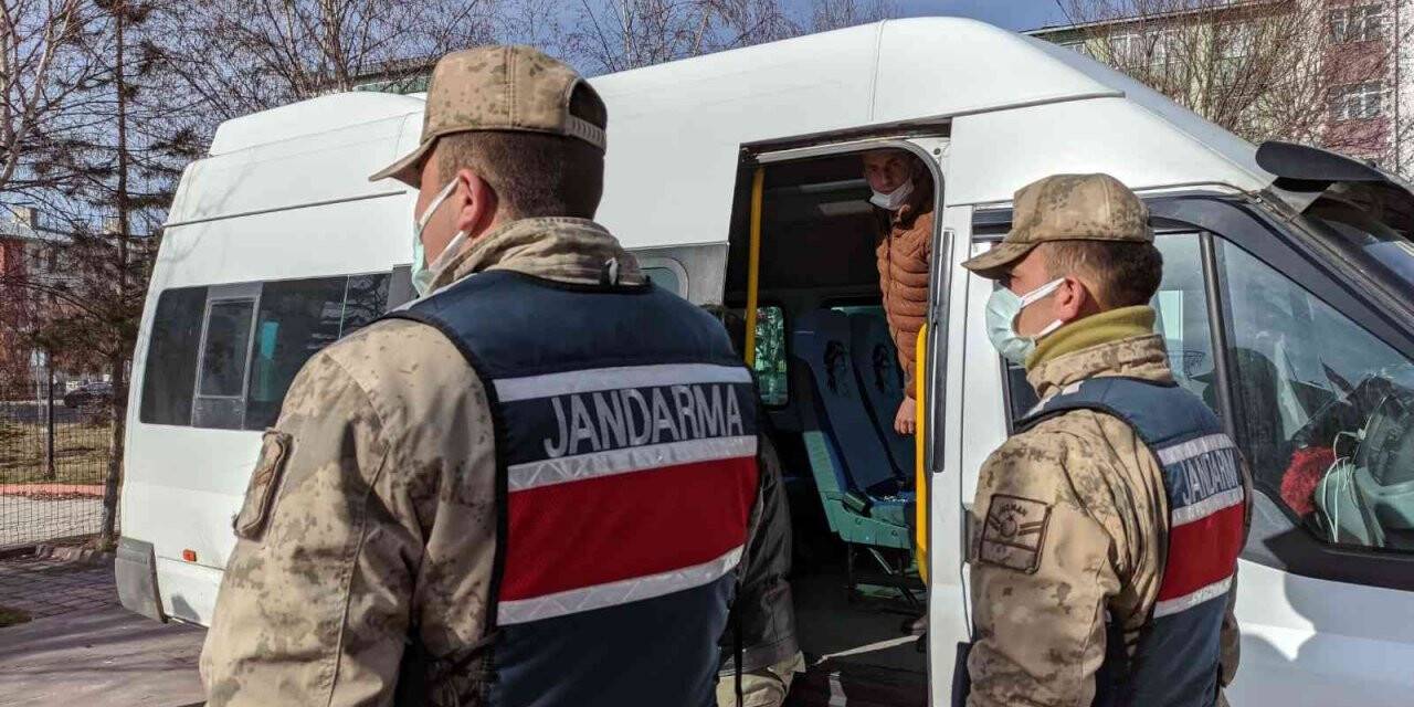 Ardahan-Kars karayolu üzerinde 9 düzensiz göçmen yakalandı