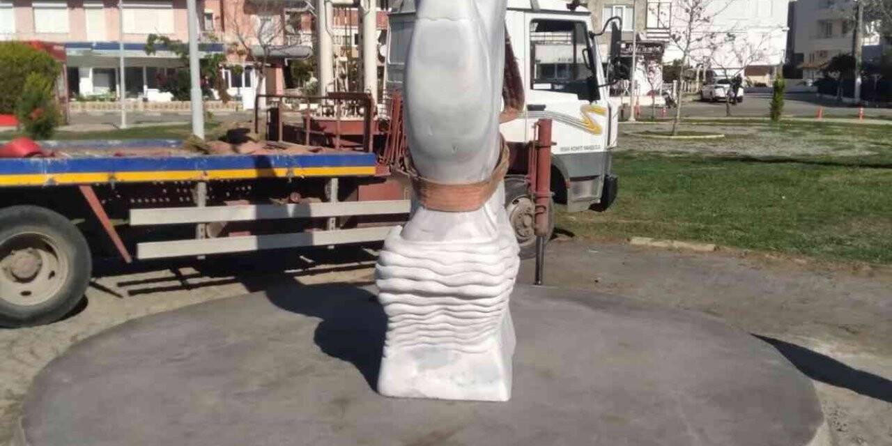 Ayvalık’ta Barış Parkı’na güvercin heykeli