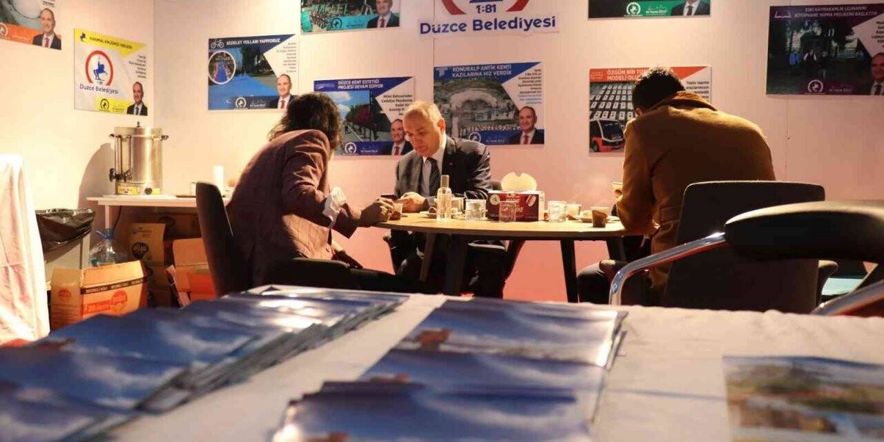 Başkan Özlü, Düzce standında misafirlerini ağırladı