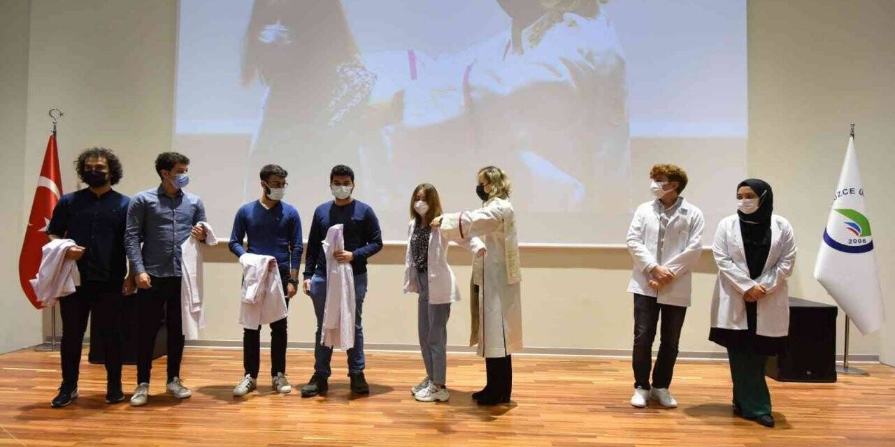 Beyaz önlükleriyle hekimlik mesleğine ilk adımlarını attı