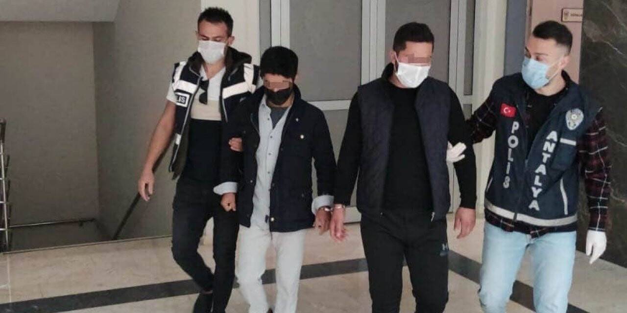 Antalya’da 2 cep telefonunu çalan zanlılar tutuklandı