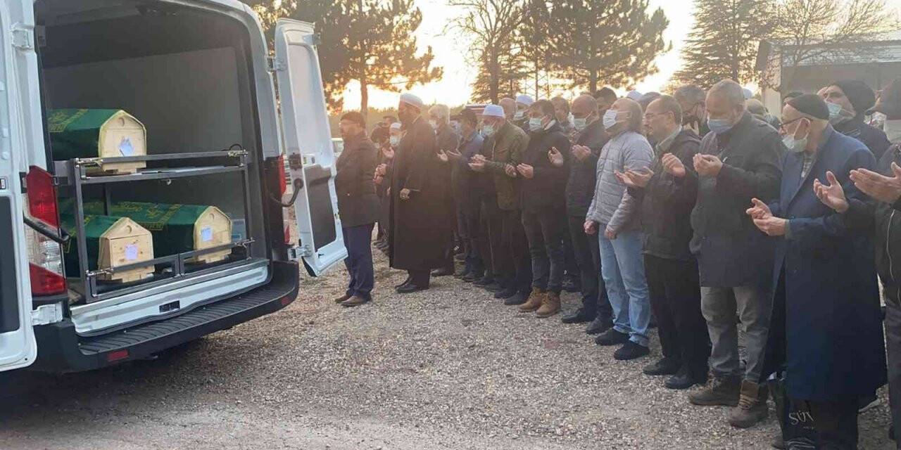 Ekinci ailesi üyelerinin cenazeleri Eskişehir’de defnedildi