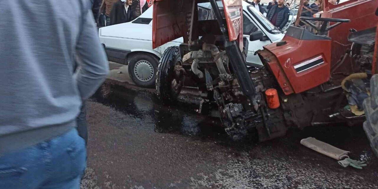 Otomobil ile çarpışan traktör ikiye bölündü: 4 yaralı