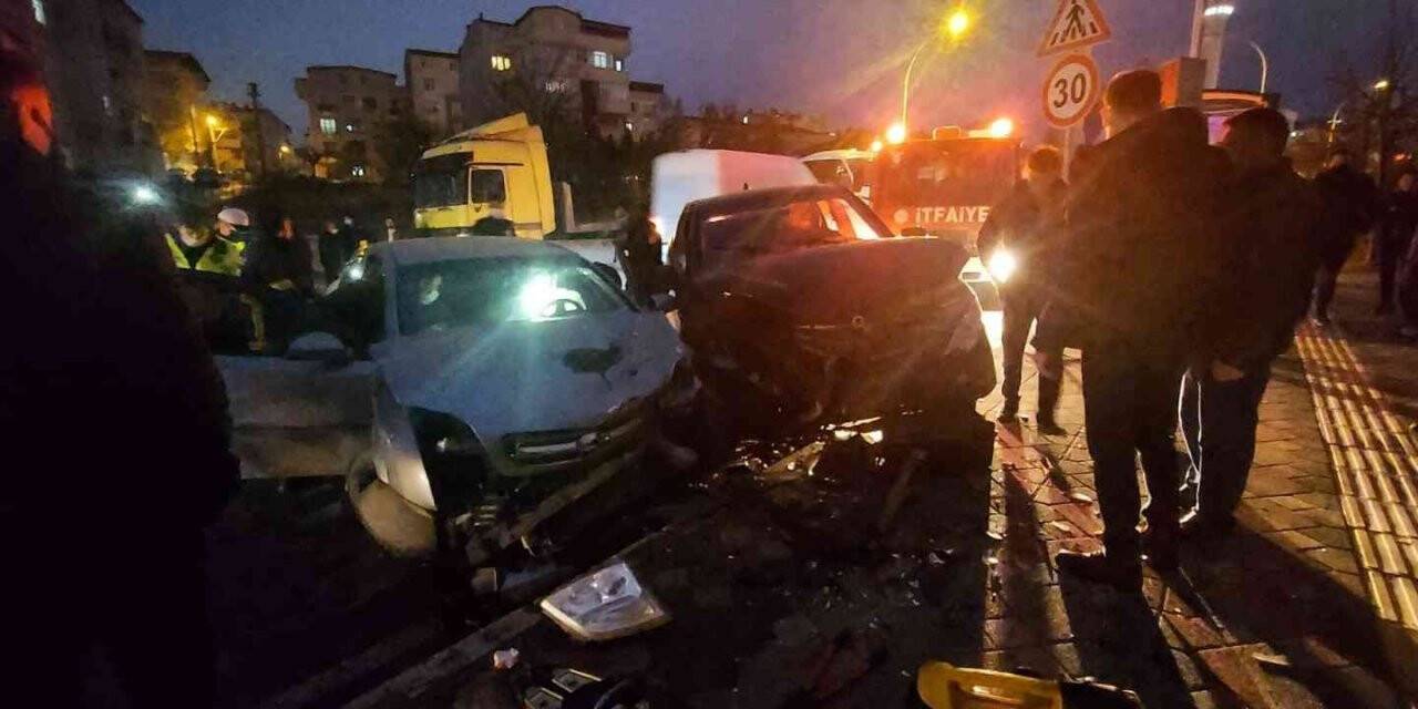 Otomobil ile cip çarpıştı: 3 yaralı
