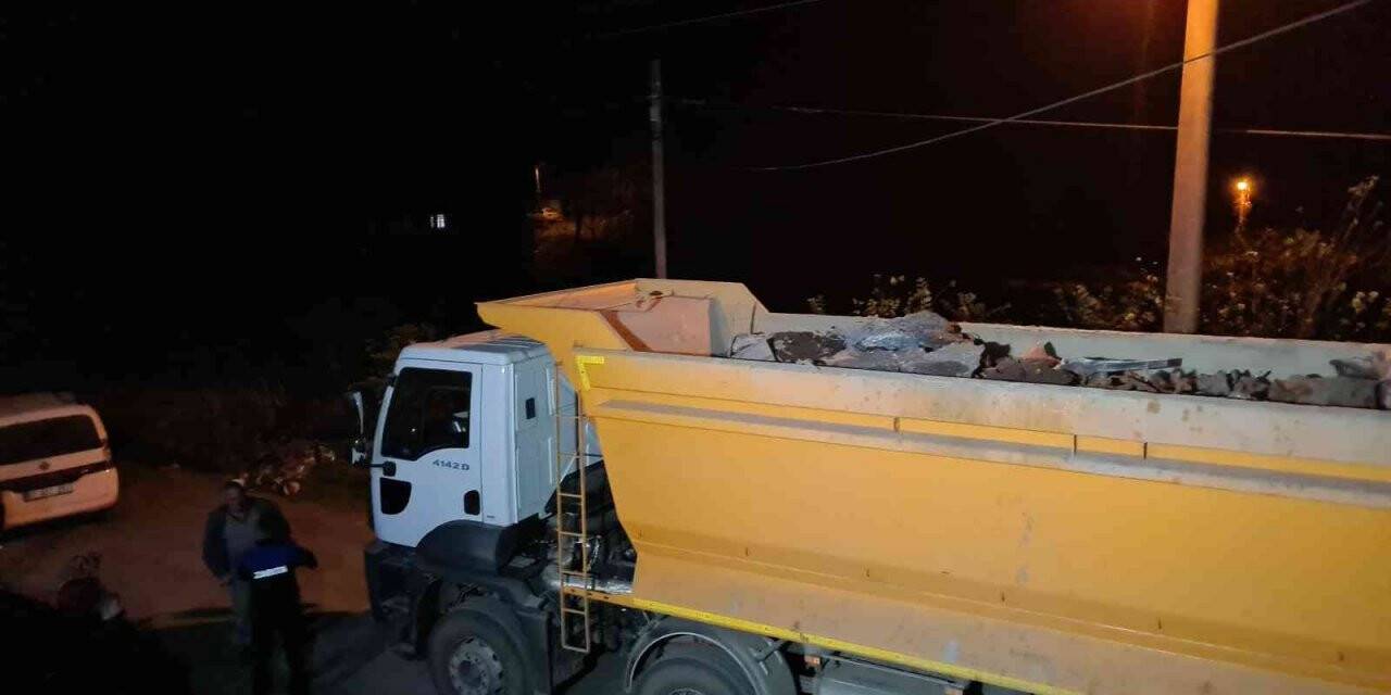 Vatandaşlar cüruf tesisine giden kamyonların önünü kestiler
