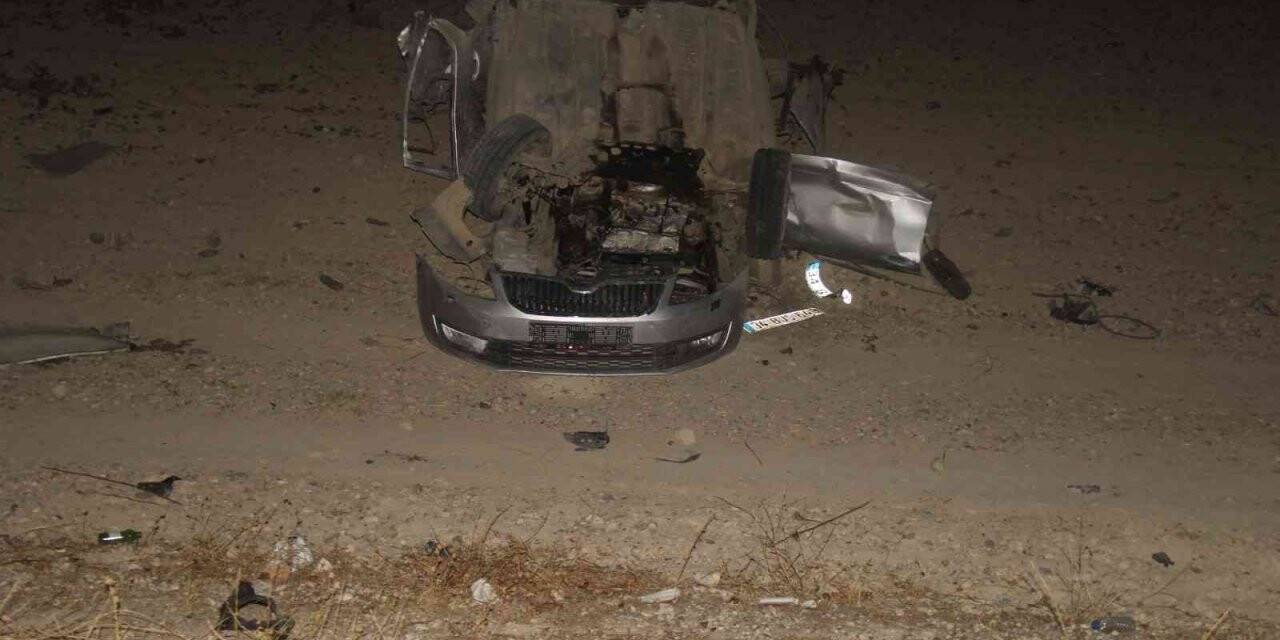 Otomobil ile hafif ticari araç çarpıştı: 2 ölü, 3 yaralı