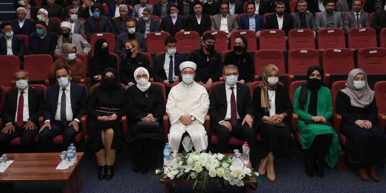Diyanet İşleri Başkanı Erbaş: “Samimiyet için, başkalarının iyiliği adına çalışmaktan huzur duymalıyız”