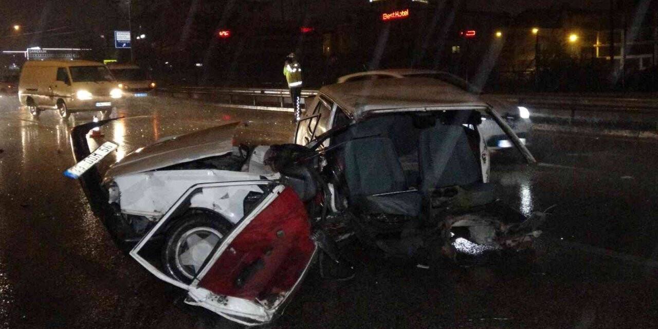Bursa’da kamyonun çarptığı otomobil ikiye ayrıldı: 2 yaralı