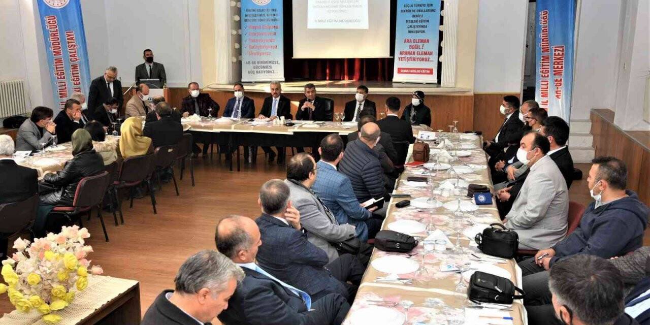 Denizli’de okul ve kurum müdürlerinin katılımıyla değerlendirme toplantısı yapıldı